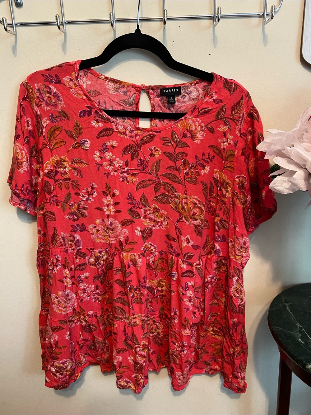 TORRID Coral-Pink Floral Short Sleeve Peplum Tunic Size 1 (14-16)